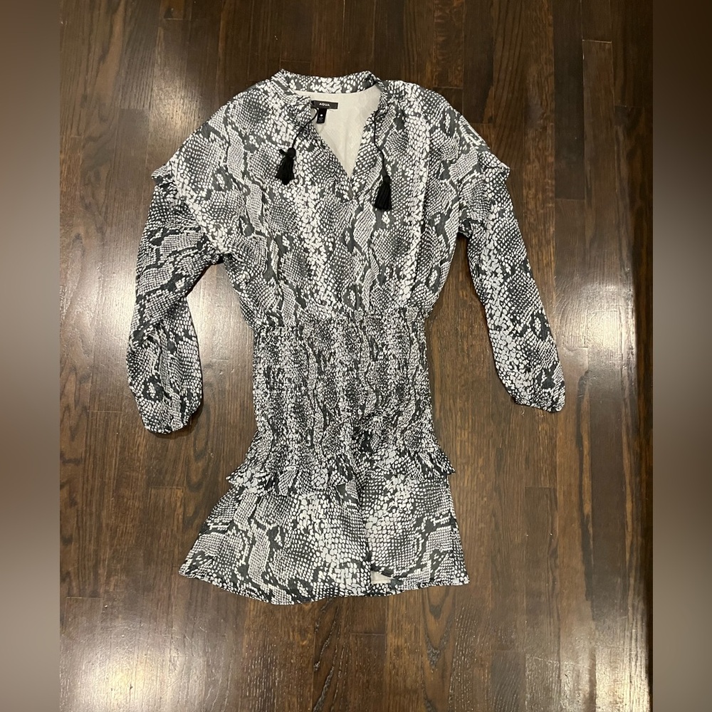 AQUA Women’s Snakeskin mini Smocked Dress V-Neck Size Medium